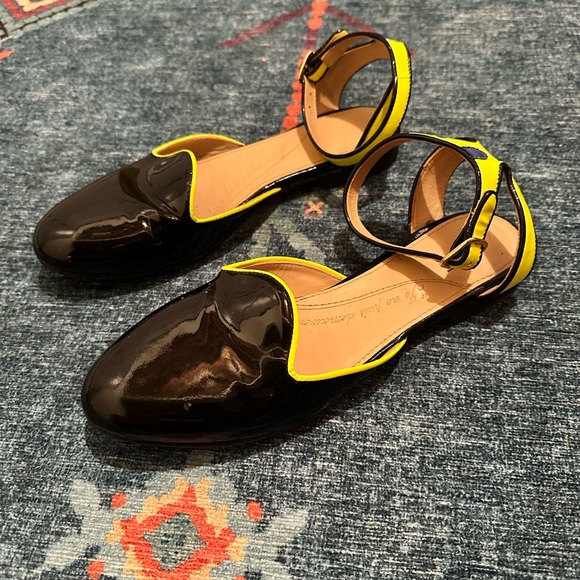 Patent leather sporty flats, barely worn, funky neon yellow strap, very cute - Picture 2 of 4